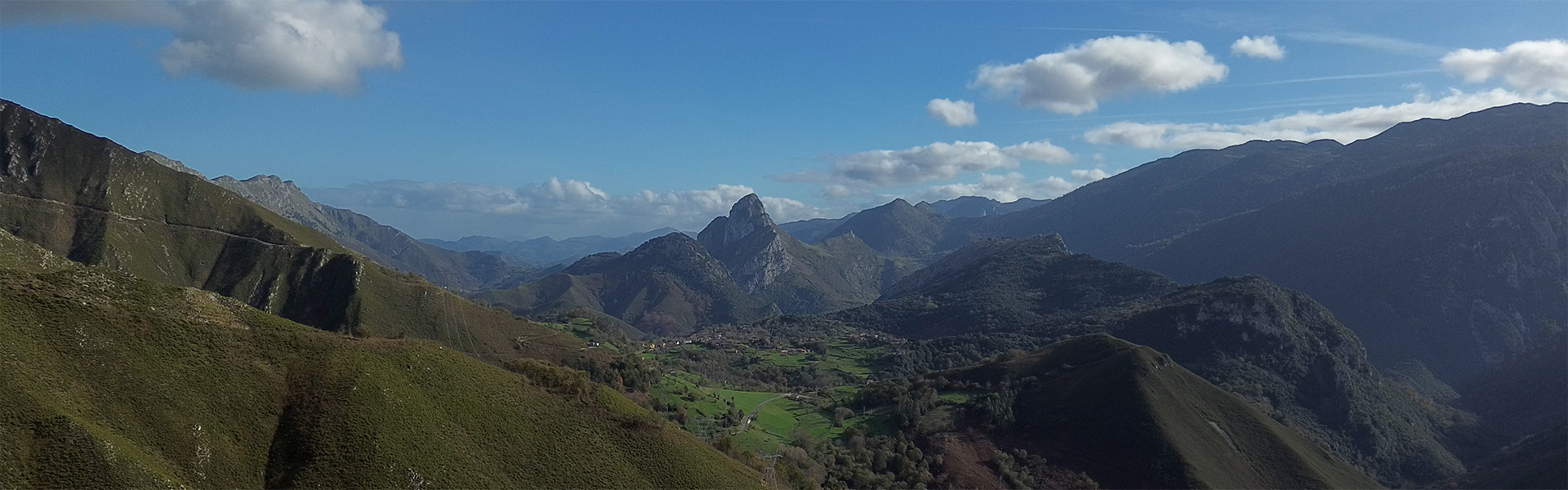 Paisaje de montañas verdes