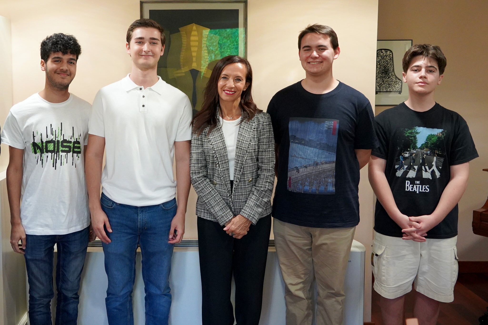 La presidenta de Redeia junto a los alumnos de la Escuela de Música Reina Sofía que realizarán la gira por la España rural