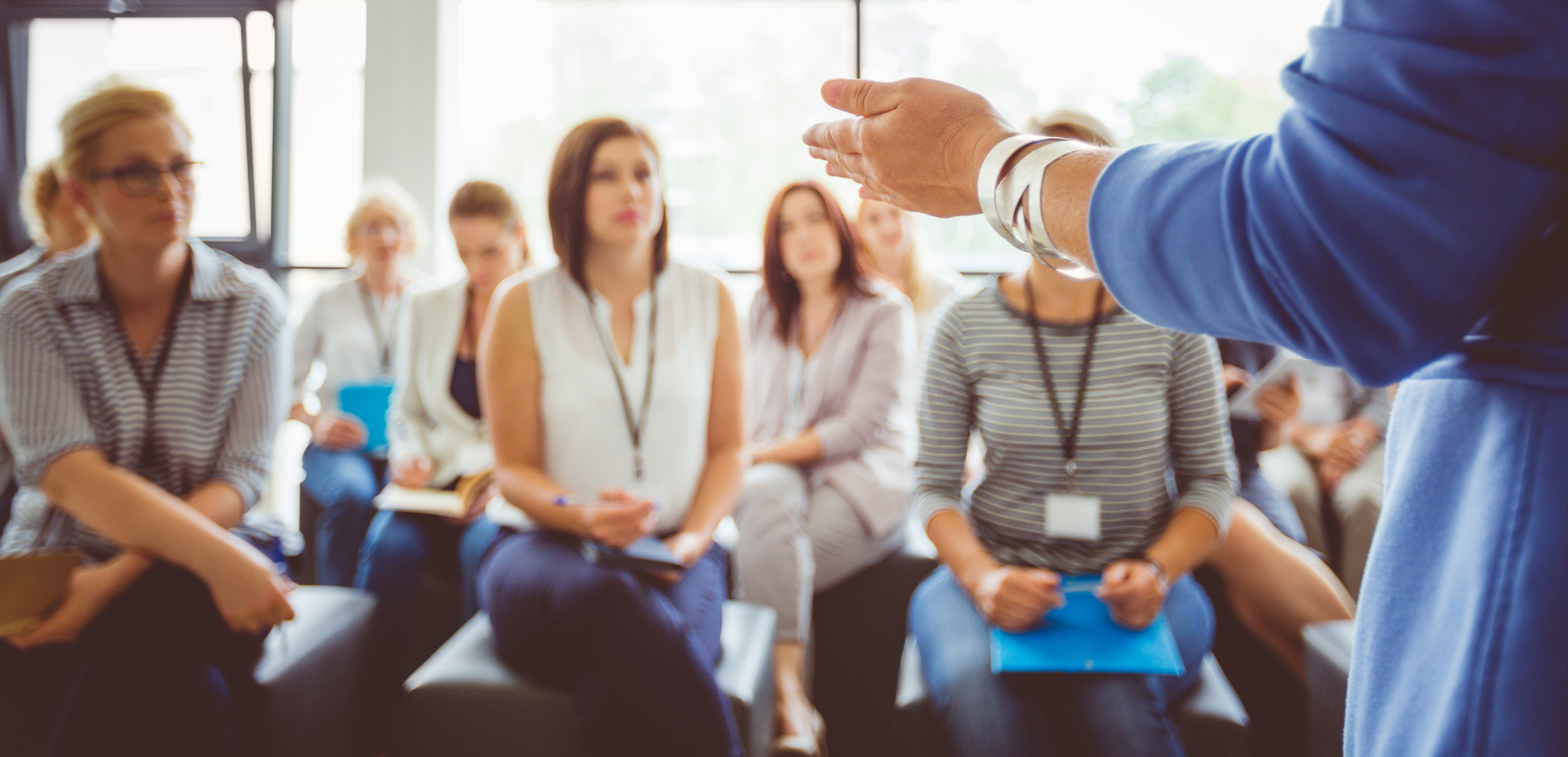 Grupo de personas atendiendo a una charla