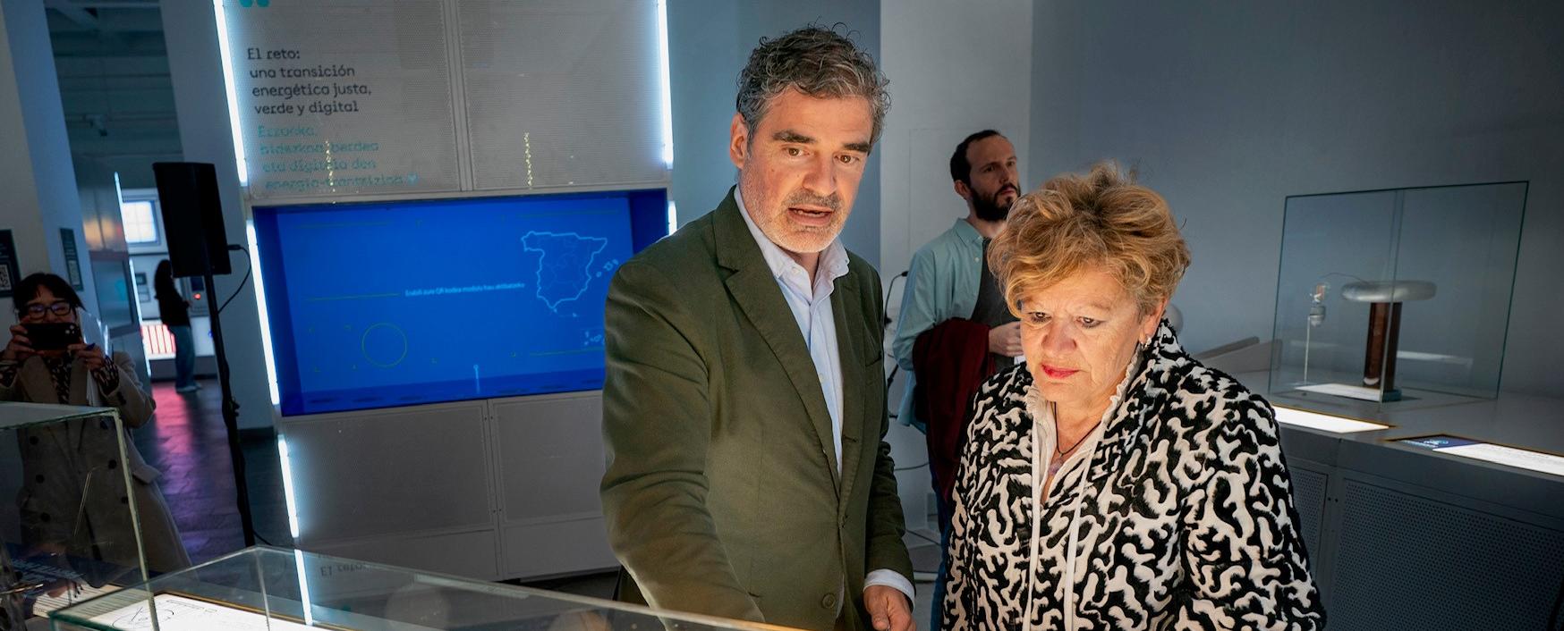La diputada foral de cultura y deporte de la Diputación Foral de Álava, Ana del Val y el delegado en la zona norte de Redeia, Antonio González Urquijo.