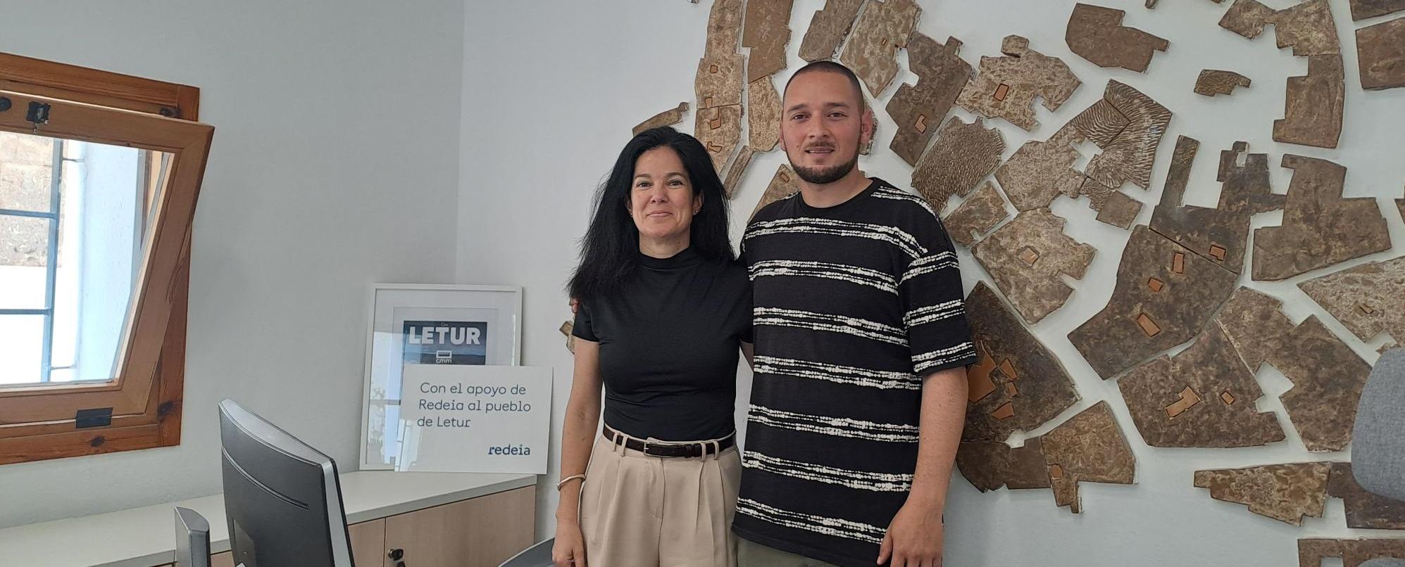 La delegada de Redeia en Castilla-La Mancha, Patricia Crego, y el alcalde de Letur, Sergio Marin, visitan la nueva oficina de turismo de Letur (Albacete). La delegada de Redeia en Castilla-La Mancha, Patricia Crego, y el alcalde de Letur, Sergio Marin, visitan la nueva oficina de turismo de Letur (Albacete).