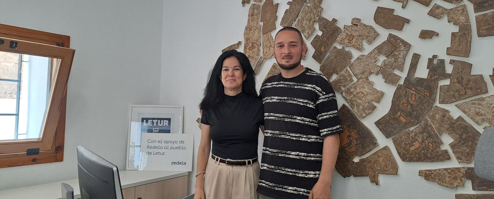 La delegada de Redeia en Castilla-La Mancha, Patricia Crego, y el alcalde de Letur, Sergio Marin, visitan la nueva oficina de turismo de Letur (Albacete).
