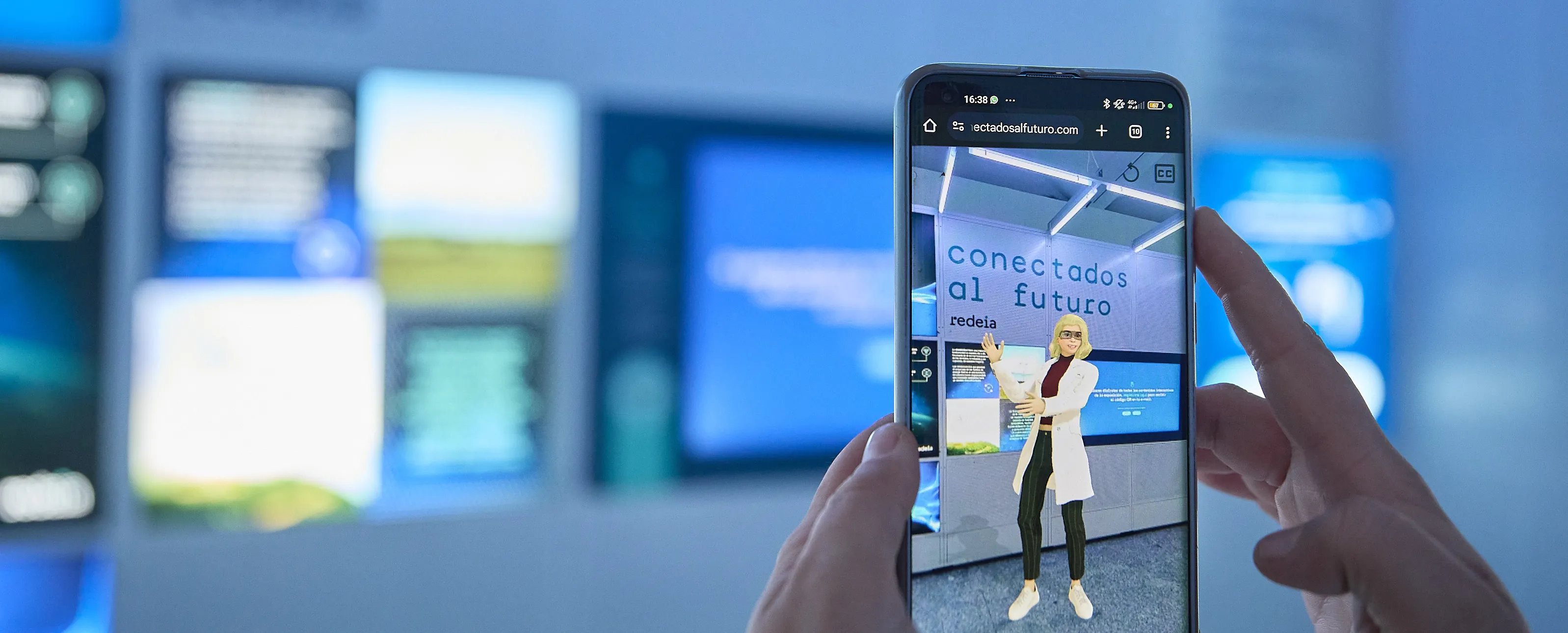 La 'Doctora Volta', un avatar en realidad virtual guía el recorrido de la exposición que se puede visitar en Ponferrada.