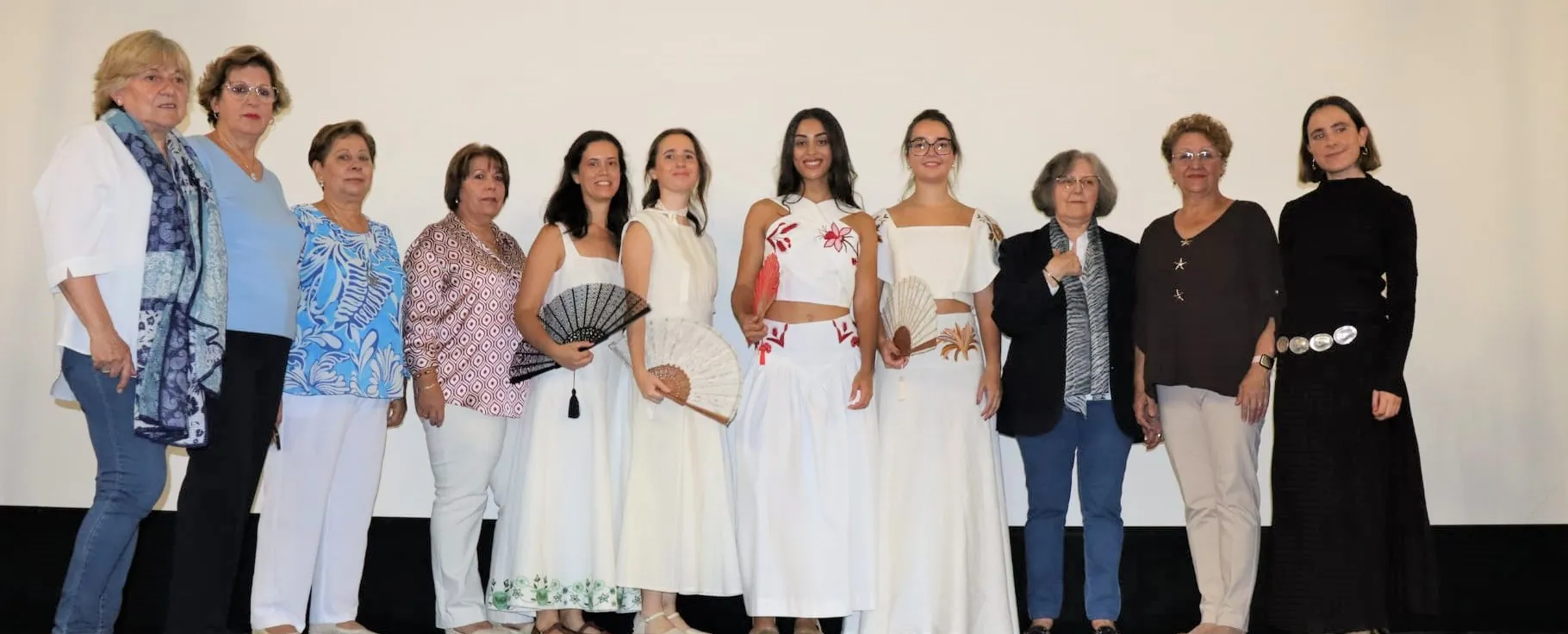 Artesanas del bordado y modelos de Arroyo de la Luz posan con los diseños de Victoria Casco para el proyecto ALMA Rural. Artesanas del bordado y modelos de Arroyo de la Luz posan con los diseños de Victoria Casco para el proyecto ALMA Rural.