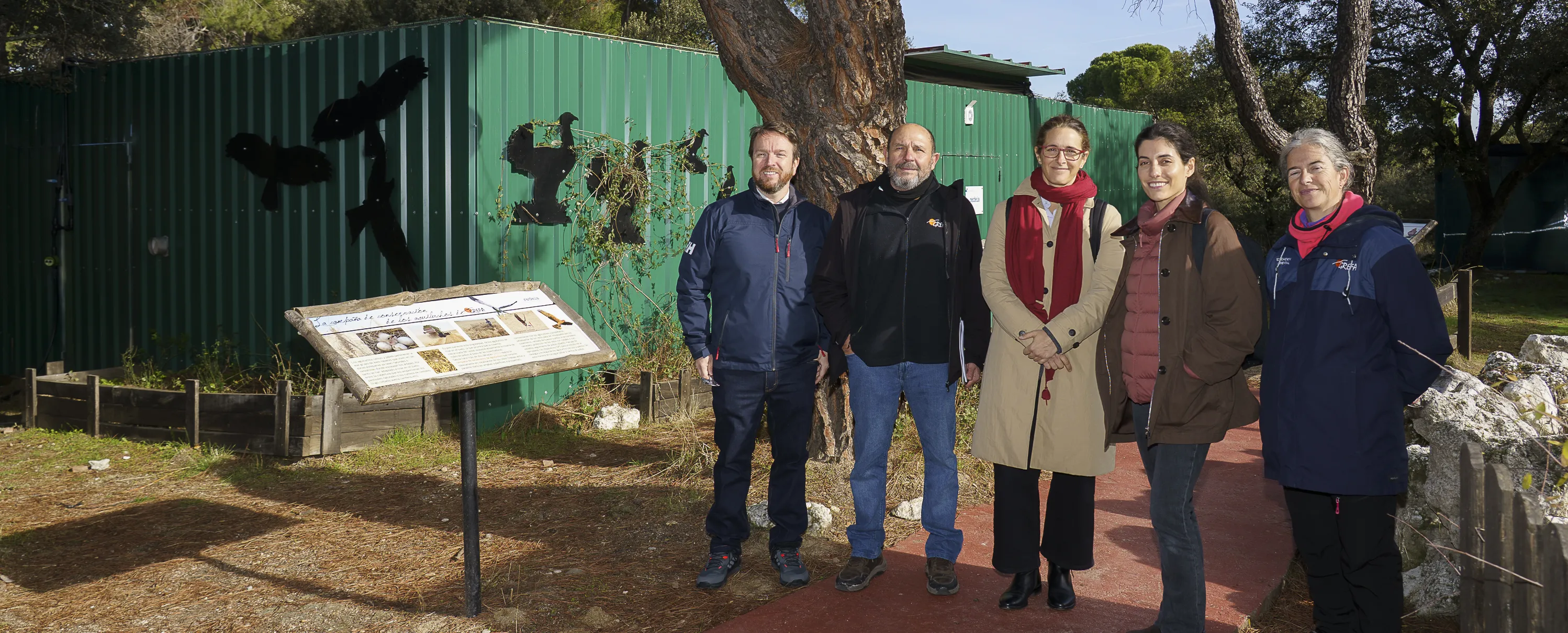 La directora de Desarrollo Sostenible de Redeia, Laura Quintana, y el secretario general de GREFA, Fernando Garcés, inauguran el espacio para aves esteparias.