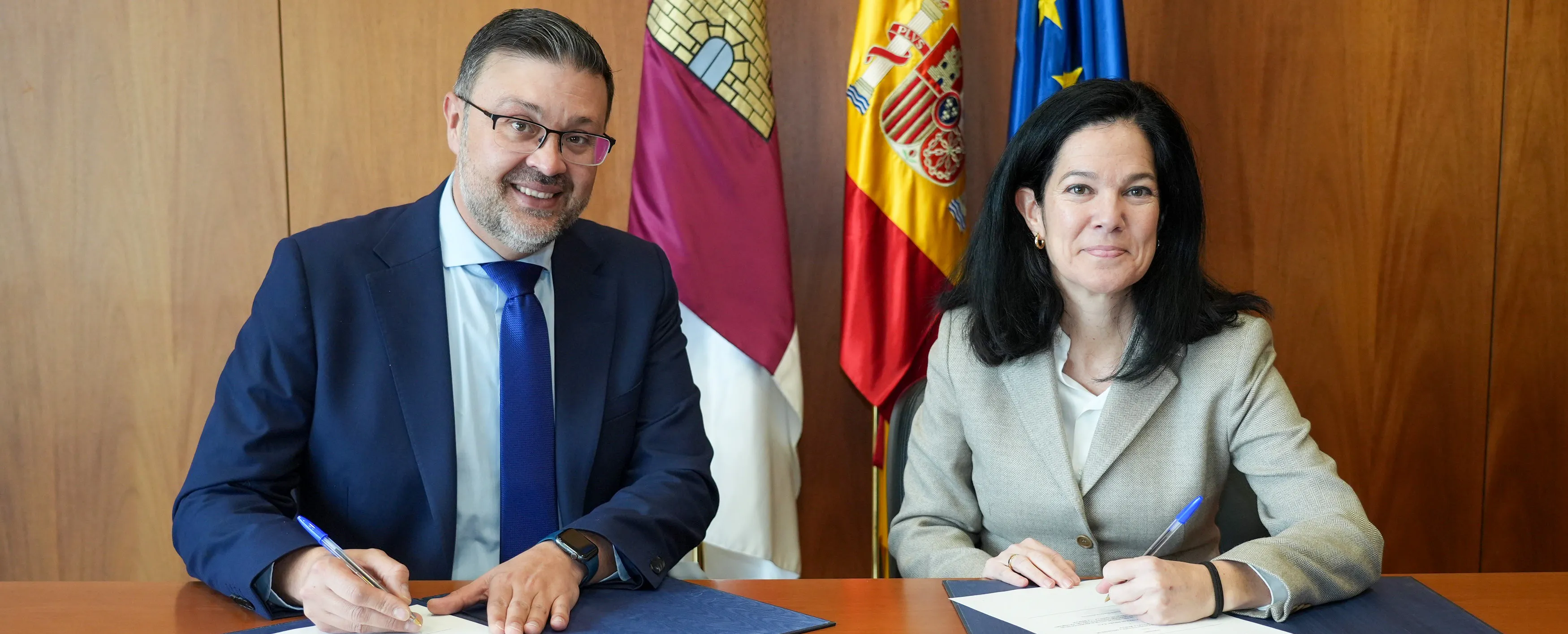 El consejero de Educación, Cultura y Deportes, Amador Pastor Noheda y la delegada de Redeia en Castilla-La Mancha, Patricia Crego, firman el convenio.