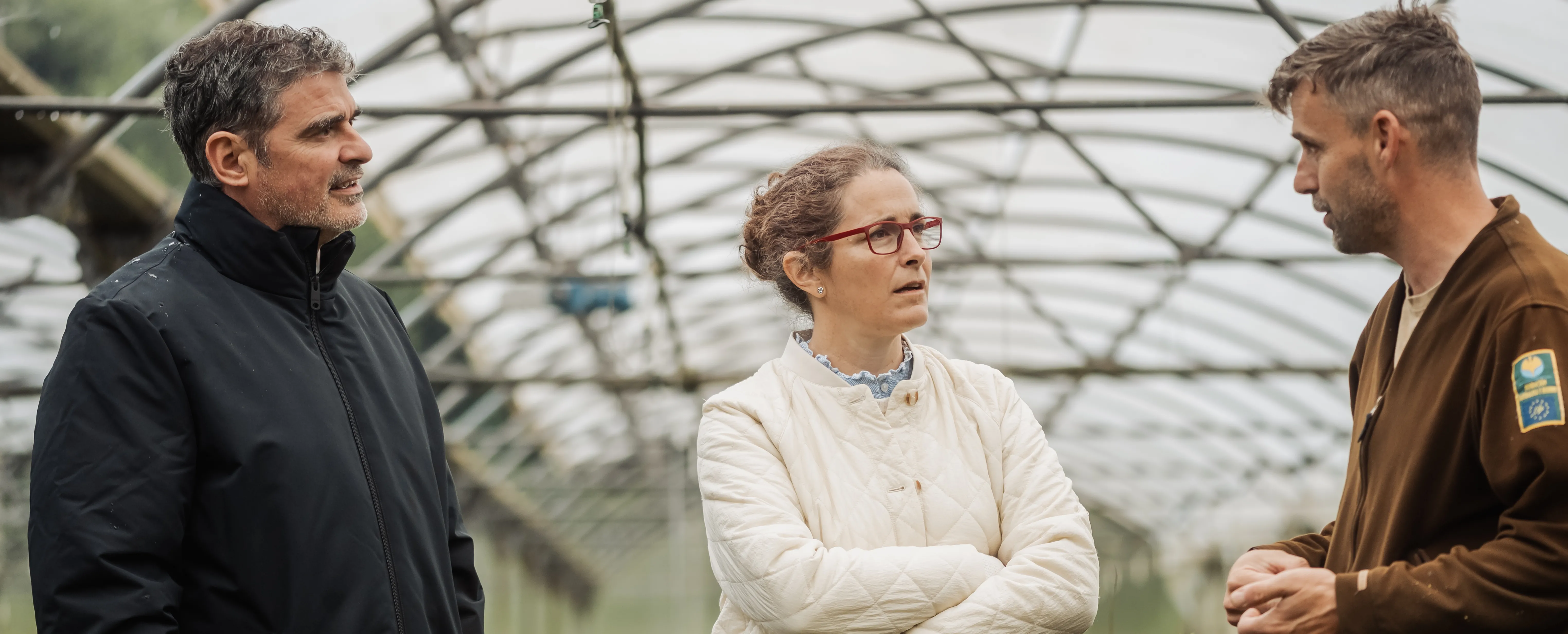 El delegado de Redeia en Cantabria, Antonio González Urquijo, y la Directora de Desarrollo Sostenible de Redeia, Laura Quintana, conocen el vivero del proyecto Bosques Flotantes.