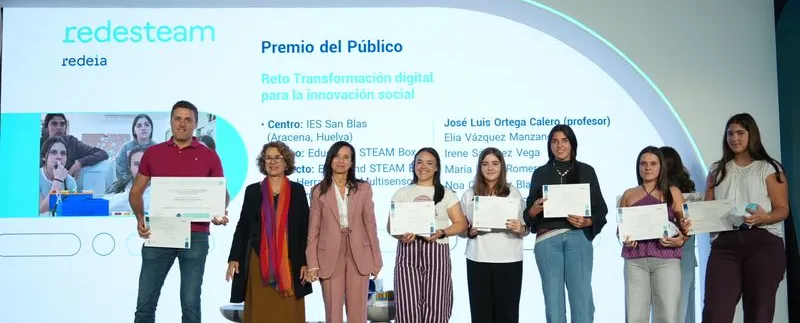 Las alumnas, acompañados por su profesor, José Luis Ortega Calero, junto a María Bustelo y Beatriz Corredor.