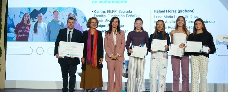 Las alumnas, acompañadas por su profesor Rafael Flores Díaz, Toñi Martínez Talavera, junto a María Bustelo y Beatriz Corredor.
