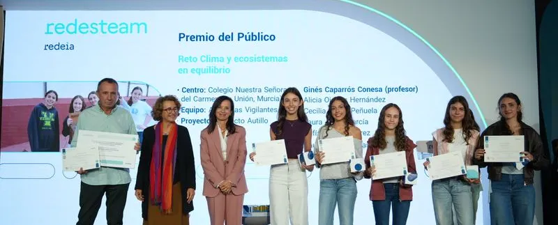 Imagen de las alumnas premiadas y su profesor, junto a Beatriz Corredor y María Bustelo