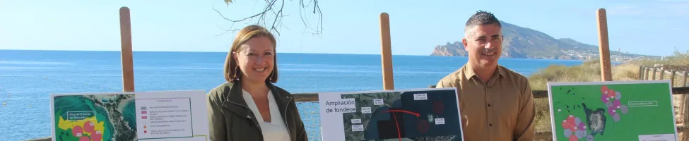 La delegada de la compañía en la Región Este, Maite Vela, y el concejal de Urbanismo y Medio Ambiente de Altea, José Orozco, firman un acuerdo de colaboración para la instalación de boyas de fondeo ecológico en la Bahía de Altea (Alicante).