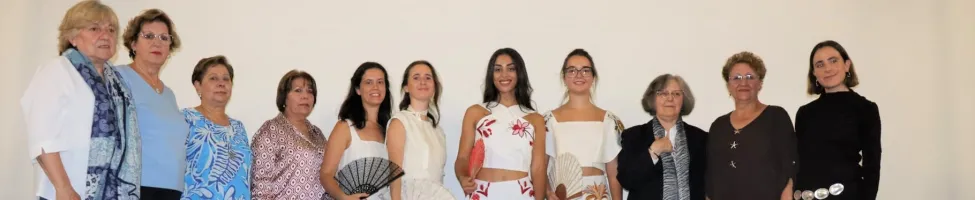 Artesanas del bordado y modelos de Arroyo de la Luz posan con los diseños de Victoria Casco para el proyecto ALMA Rural. Artesanas del bordado y modelos de Arroyo de la Luz posan con los diseños de Victoria Casco para el proyecto ALMA Rural.