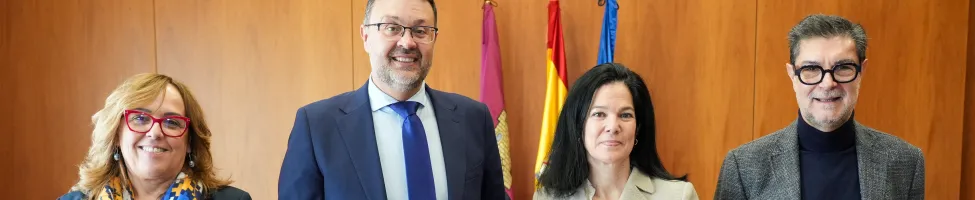 El consejero de Educación, Cultura y Deportes, Amador Pastor Noheda; la delegada de Redeia en Castilla-La Mancha, Patricia Crego, acompañados por el director de Innovación Social de Redeia, Juan Ávila y la Jefa de Servicio de Patrimonio y Arqueología, Viceconsejería de Cultura y Deportes, Patricia Hevia.