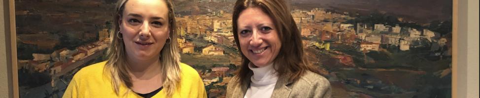 La alcaldesa del munipio de Altura, Rocío Ibáñez, y la delegada regional de Red Eléctrica de España en la Comunidad Valenciana, Maite Vela, tras la firma del convenio de colaboración.