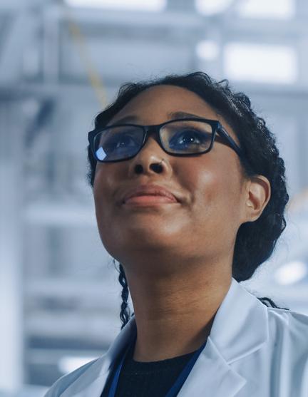 chica negra con gafas y bata blanca