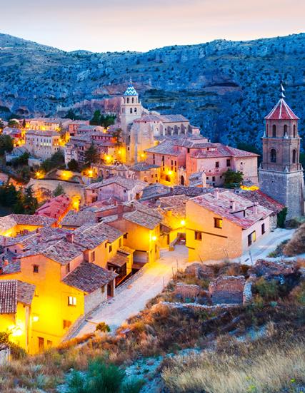 Vista panorámica de la localidad de Albarracín cuando cae la tarde y las luces de la calle encendidas
