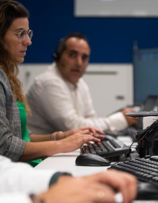 Trabajadores viendo datos en un ordenador