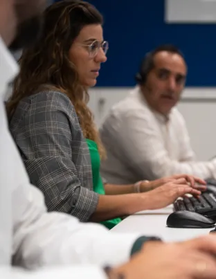Trabajadores viendo datos en un ordenador