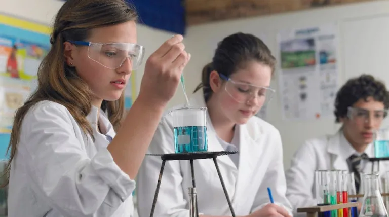 Redeia lanza nueva edición de RedeSTEAM para atraer más chicas a los sectores científico-tecnológicos