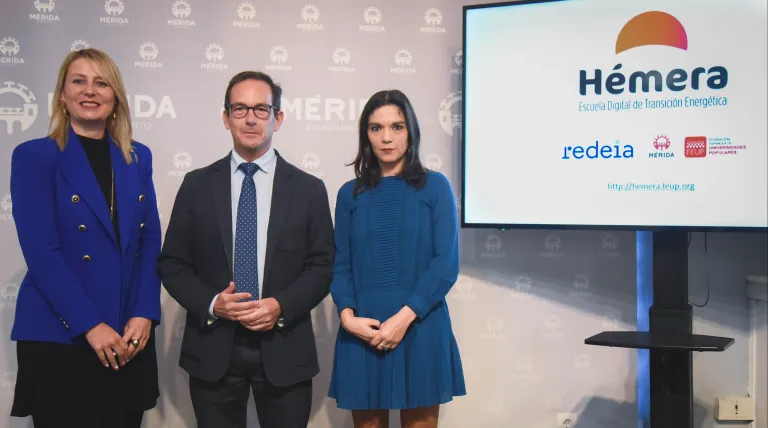 La presidenta de la FEUP, Mónica Calurano; el delegado de Redeia en Extremadura, Jorge Jiménez Luna, y la concejala delegada de Formación para el Empleo, Universidad Popular, Patrimonio Arqueológico y Museos del Ayuntamiento de Mérida, Pilar Amor, durante la presentación de Hémera.