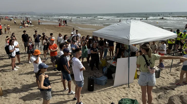 Over 200 participants in a public awareness activity at La Malvarrosa beach (Valencia)