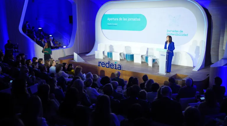 La presidenta de Redeia, Beatriz Corredor, inaugura las Jornadas de Sostenibilidad 2024.