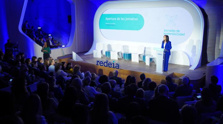 La presidenta de Redeia, Beatriz Corredor, inaugura las Jornadas de Sostenibilidad 2024.