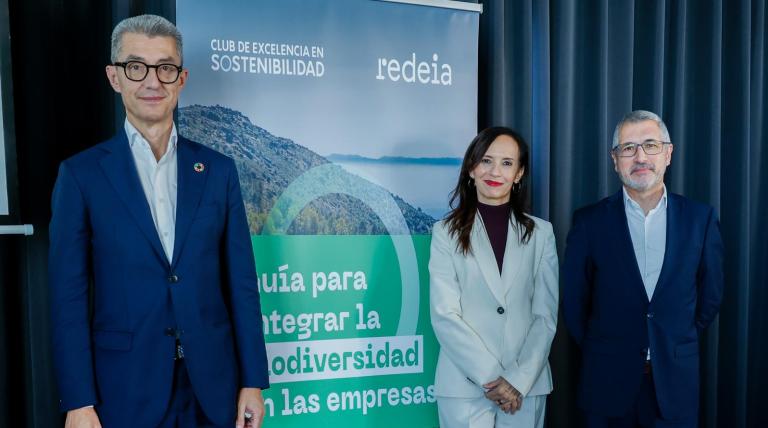 El secretario de Estado de Medio Ambiente, Hugo Morán; la presidenta de Redeia, Beatriz Corredor; y el presidente y el secretario general del Club de Excelencia en Sostenibilidad, Carles Navarro en la presentación de la guía.