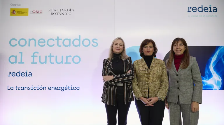 The director of the Royal Botanic Gardens-CSIC, María Paz Martín; the Redeia’s Corporate Director of External Relations, Communication, and Territory, Miryam Aguilar, and Pura Fernández, deputy vicepresident of Scientific Culture and Citizen Science from CSIC, at the oppening of the exhibition.
