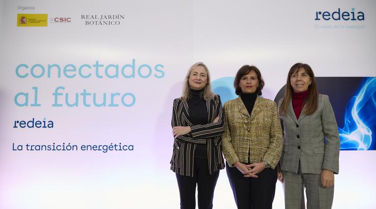 The director of the Royal Botanic Gardens-CSIC, María Paz Martín; the Redeia’s Corporate Director of External Relations, Communication, and Territory, Miryam Aguilar, and Pura Fernández, deputy vicepresident of Scientific Culture and Citizen Science from CSIC, at the oppening of the exhibition.