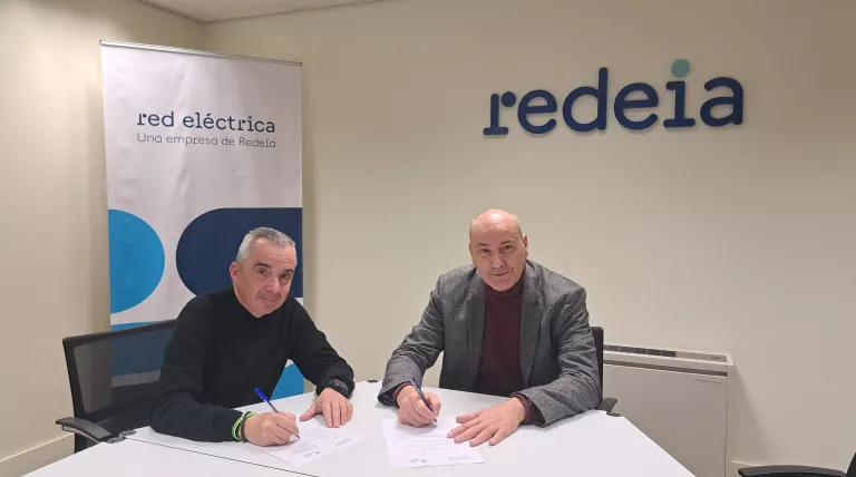 The secretary of the Foundation for the Conservation of the Bearded Vulture, Juan Antonio Gil, and Redeia's Manager of Ebro Regional Officer, José Ignacio Lallana, signing the agreement for cooperation