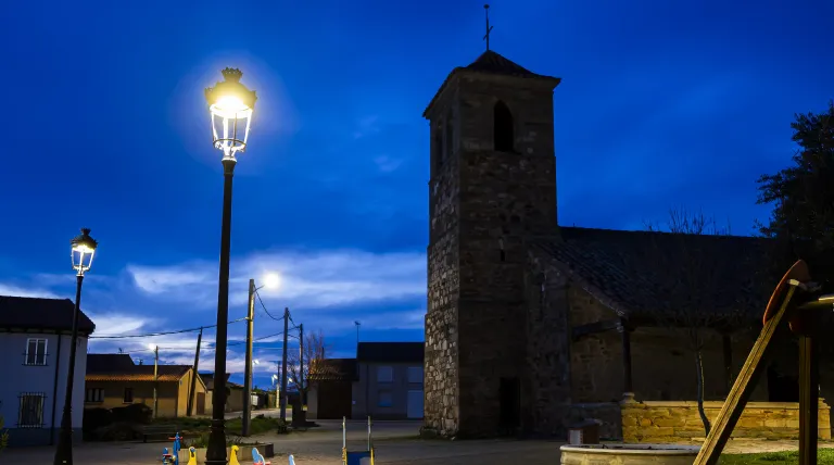 La plaza de Moreruela de Tábara (Zamora) , con farolas renovadas con luminarias LED.