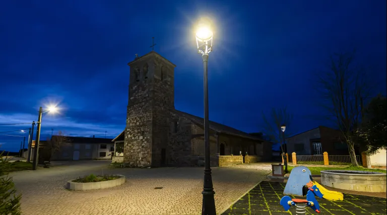 Plaza de Moreruela de Tábara (Zamora), con luminarias LED.