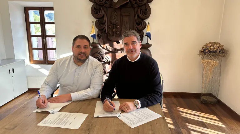 El alcalde de Maruri-Jatabe y el delegado de Redeia en el País Vasco firman el convenio de colaboración.