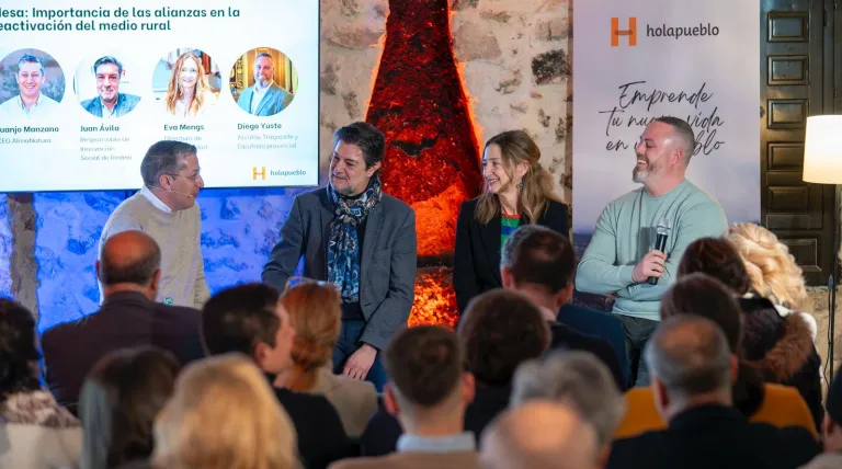 Momento de la apertura del encuentro de Holapueblo en Tragacete