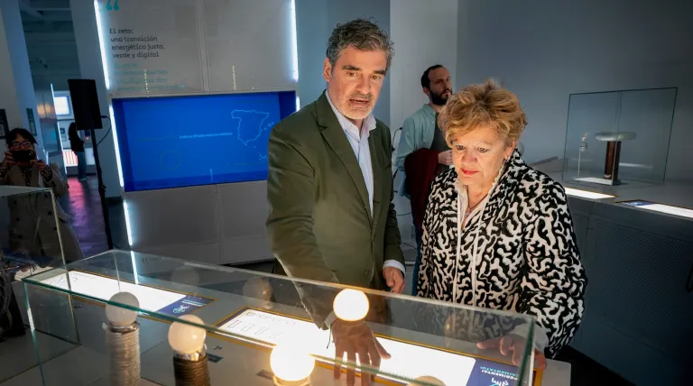 La diputada foral de cultura y deporte de la Diputación Foral de Álava, Ana del Val y el delegado en la zona norte de Redeia, Antonio González Urquijo.