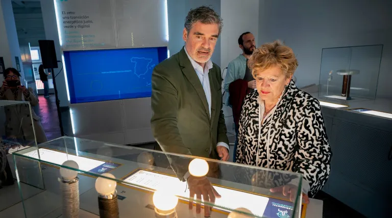 La diputada foral de cultura y deporte de la Diputación Foral de Álava, Ana del Val y el delegado en la zona norte de Redeia, Antonio González Urquijo.