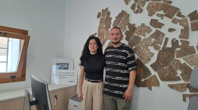 The delegate of Redeia for Castilla-La Mancha, Patricia Crego, and the Mayor of Letur (Albacete), Sergio Marín, visit the new tourism office.