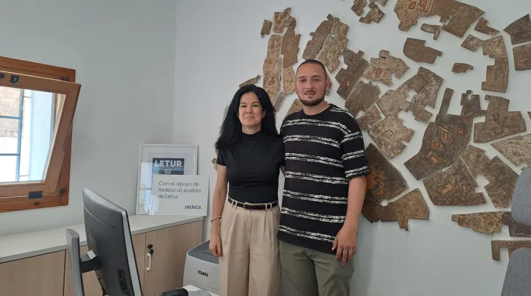 The delegate of Redeia for Castilla-La Mancha, Patricia Crego, and the Mayor of Letur (Albacete), Sergio Marín, visit the new tourism office.