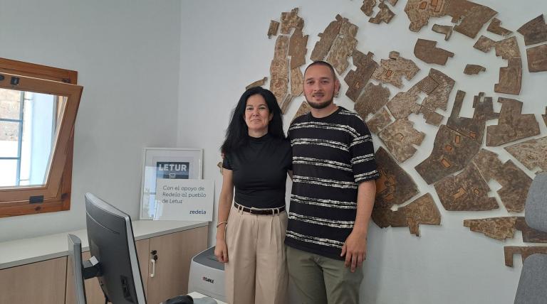La delegada de Redeia en Castilla-La Mancha, Patricia Crego, y el alcalde de Letur, Sergio Marin, visitan la nueva oficina de turismo de Letur (Albacete).