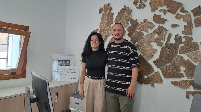 La delegada de Redeia en Castilla-La Mancha, Patricia Crego, y el alcalde de Letur, Sergio Marin, visitan la nueva oficina de turismo de Letur (Albacete).