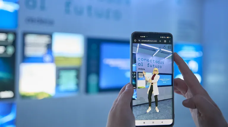 La 'Doctora Volta', un avatar en realidad virtual guía el recorrido de la exposición que se puede visitar en Ponferrada.