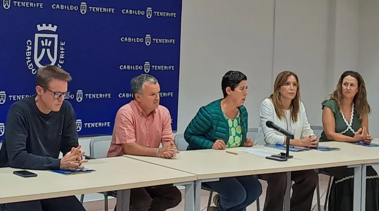 La delegada de Redeia en Canarias, Ainara Irigoyen, renueva hasta 2029 el convenio de colaboración en incendios forestales con el Cabildo de Tenerife.
