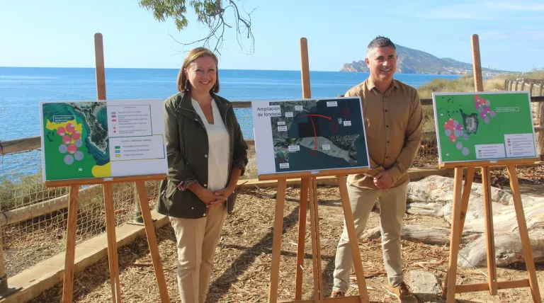 The Councillor for Urban Planning and the Environment, José Orozco, and Redeia’s delegate for Eastern Spain, Maite Vela, signed a signed a collaboration agreement to finance the installation of 15 eco-friendly mooring points for boats.