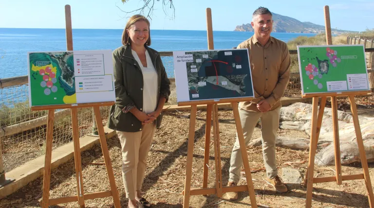 La delegada de la compañía en la Región Este, Maite Vela, y el concejal de Urbanismo y Medio Ambiente de Altea, José Orozco, firman un acuerdo de colaboración para la instalación de boyas de fondeo ecológico en la Bahía de Altea (Alicante).