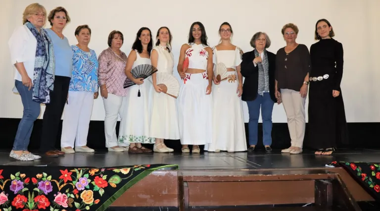 Artesanas del bordado y modelos de Arroyo de la Luz posan con los diseños de Victoria Casco para el proyecto ALMA Rural.