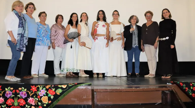 Artesanas del bordado y modelos de Arroyo de la Luz posan con los diseños de Victoria Casco para el proyecto ALMA Rural.