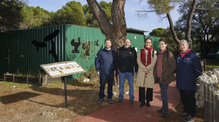La directora de Desarrollo Sostenible de Redeia, Laura Quintana, y el secretario general de GREFA, Fernando Garcés, inauguran el espacio para aves esteparias.