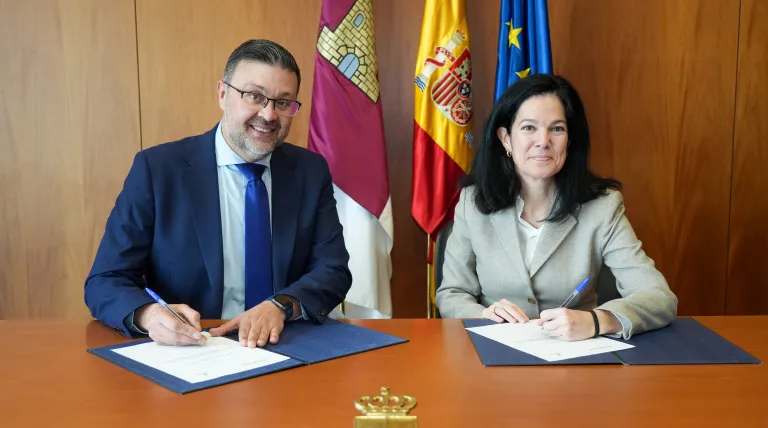 El consejero de Educación, Cultura y Deportes, Amador Pastor Noheda y la delegada de Redeia en Castilla-La Mancha, Patricia Crego, firman el convenio.