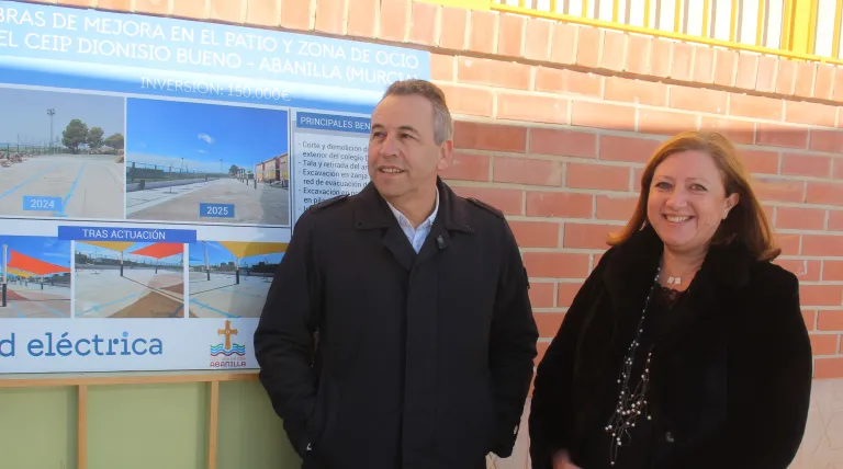 El alcalde de Abanilla,el alcalde, José Antonio Blasco, y la delegada de Redeia en la Región Este, Maite Vela, visitan las obras realizadas.
